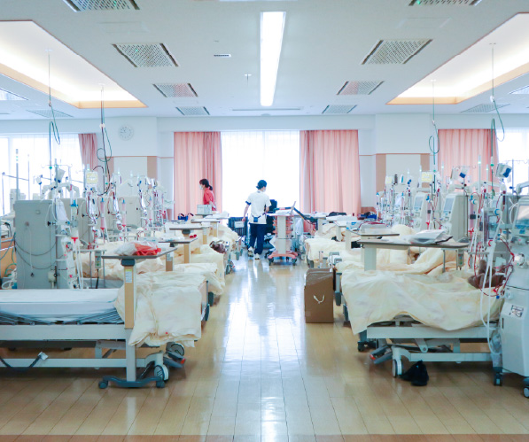 多くの透析ベッドが整然と並ぶ、明るく広々とした透析室の様子